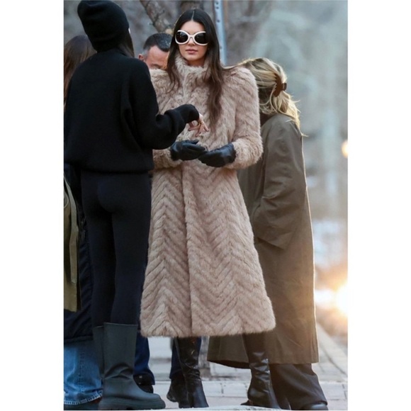 Balenciaga faux fur round shoulder fitted coat in beige seen on Kendall Jenner - Picture 5 of 9